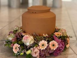 Bild zu Bestattungsinstitut Rea persönlich und familiär helfen wir Ihnen in Ihren schwersten Stunden